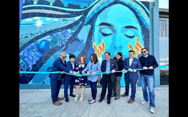 Les dirigeants de Los Angeles coupant le ruban pour l'inauguration d'une nouvelle peinture murale dans le quartier de Pico-Robertson. De gauche à droite : Ilan Davidson, président de la commission des Relations Humaines du comté de Los Angeles ; Robin Toma, directeur-exécutif de la Commission des Relations Humaines du comté de Los Angeles ; Lindsey Horvath, superviseure ; Katy Yaroslavsky, conseillère municipale ; Jeff Abrams, directeur-régional de l'ADL à Los Angeles ; la rabbin Rebecca Schatz, de la synagogue Beth Am ; le rabbin Noah Farkas, président et directeur-général de la Fédération juive du Grand Los Angeles ; Ben Allen, sénateur. (Crédit : La Fédération juive du Grand Los Angeles)