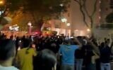 Des supporters du Beitar Jérusalem manifestant près de la maison du procureur de l'Association israélienne de football, Nir Reshef, à Givatayim, le 5 juin 2023. (Crédit : Capture d'écran Twitter ; utilisée conformément à l'article 27a de la loi sur le droit d'auteur)