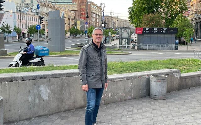 L'ambassadeur israélien en Ukraine, Michael Brodsky à Kiev à son retour en Ukraine après l'invasion russe, le 16 mai 2022. (Autorisation) L'ambassadeur israélien en Ukraine, Michael Brodsky à Kiev à son retour en Ukraine après l'invasion russe, le 16 mai 2022. (Autorisation)