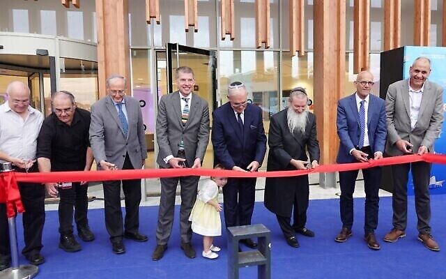 Inauguration du centre de cancérologie Helmsley au centre hospitalier Shaare Zedek. On y voit l’architecte Tye Farrow (quatrième à partir de la gauche), le président de Shaare Zedek, le professeur Jonathan Halevy (cinquième à partir de la gauche), le directeur général de Shaare Zedek, le professeur Ofer Merin (deuxième à partir de la droite), et le directeur du centre de cancérologie d’Helmsley, le professeur Nir Peled (extrême droite), le 1er juin 2023 (Crédit : Efrat Farjun)