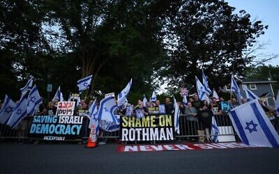 Cette photo du mouvement indétectable donne à voir des expatriés israéliens et des Juifs américains qui manifestent devant la Congrégation Bnai Yeshurun à Teaneck, dans le New Jersey, au moment où le député HaTzionout HaDatit Simcha Rothman prend la parole, le 1er juin 2023. (Crédit : Iliya Magnes)