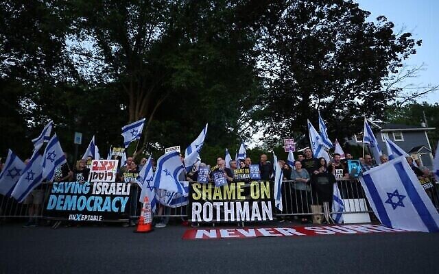 Cette photo du mouvement indétectable donne à voir des expatriés israéliens et des Juifs américains qui manifestent devant la Congrégation Bnai Yeshurun à Teaneck, dans le New Jersey, au moment où le député HaTzionout HaDatit Simcha Rothman prend la parole, le 1er juin 2023. (Crédit : Iliya Magnes) Cette photo du mouvement indétectable donne à voir des expatriés israéliens et des Juifs américains qui manifestent devant la Congrégation Bnai Yeshurun à Teaneck, dans le New Jersey, au moment où le député HaTzionout HaDatit Simcha Rothman prend la parole, le 1er juin 2023. (Crédit : Iliya Magnes)