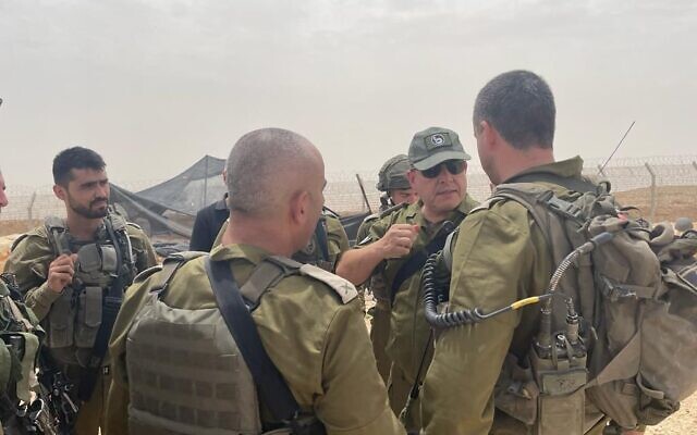 Le chef du Commandement du Sud de l’armée israélienne, le général de division Eliezer Toledano, sur les lieux d'une fusillade meurtrière et d'affrontements à la frontière avec l'Égypte, le 3 juin 2023. (Crédit : Armée israélienne) Le chef du Commandement du Sud de l’armée israélienne, le général de division Eliezer Toledano, sur les lieux d'une fusillade meurtrière et d'affrontements à la frontière avec l'Égypte, le 3 juin 2023. (Crédit : Armée israélienne)