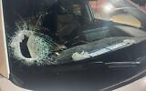 Des dommages causés à une voiture par des Bédouins israéliens qui ont jeté des pierres sur des véhicules appartenant à des Juifs. (Crédit : Police israélienne)
