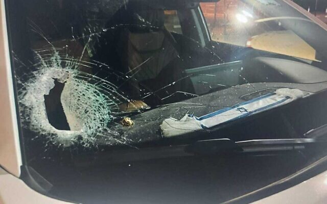 Des dommages causés à une voiture par des Bédouins israéliens qui ont jeté des pierres sur des véhicules appartenant à des Juifs. (Crédit : Police israélienne) Des dommages causés à une voiture par des Bédouins israéliens qui ont jeté des pierres sur des véhicules appartenant à des Juifs. (Crédit : Police israélienne)