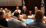 Le Premier ministre Benjamin Netanyahu organisant une réunion avec la police et les responsables de la sécurité pour discuter des crimes violents dans la communauté arabe, le 11 juin 2023. (Crédit : Haïm Zach/GPO)
