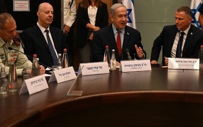 Le Premier ministre Benjamin Netanyahu, au centre, lors d'une réunion de la commission des Affaires étrangères et de la Défense de la Knesset, le 13 juin 2023. (Crédit : Haïm Tzach/GPO)