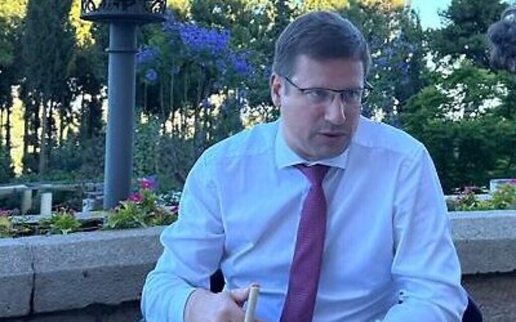 Gergely Gulyas, haut-conseiller du Premier ministre Viktor Orban en Hongrie, lors d'une interview à Jérusalem, le 14 juin 2023. (Crédit : Lazar Berman/Times of Israel) Gergely Gulyas, haut-conseiller du Premier ministre Viktor Orban en Hongrie, lors d'une interview à Jérusalem, le 14 juin 2023. (Crédit : Lazar Berman/Times of Israel)