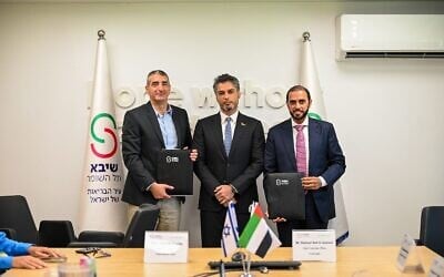 De gauche à droite : le professeur Yitshak Kreiss, directeur-général de l'hôpital Sheba ;  Mohamed Al Khaja, l'ambassadeur émirati en Israël et   Rashid Al Qubaisi, chef des services généraux de PureHealth,  au mois de juin 2023. (Autorisation : Hôpital Sheba)