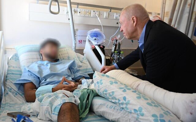 Le ministre de la Défense Yoav Gallant rend visite à des soldats blessés lors d'un raid de Tsahal à Jénine au centre médical Rambam de Haïfa, le 20 juin 2023. (Crédit : Nicole Laskavi/Ministère de la Défense)