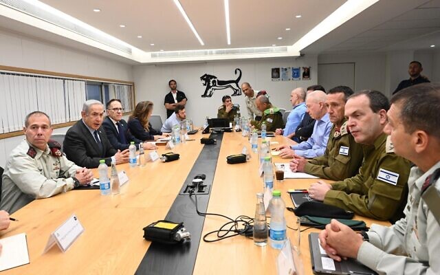 Le Premier ministre Benjamin Netanyahu tient une consultation sur la sécurité après l'attentat terroriste d'Eli, le 20 juin 2023. (Crédit : Haim Zach/GPO) Le Premier ministre Benjamin Netanyahu tient une consultation sur la sécurité après l'attentat terroriste d'Eli, le 20 juin 2023. (Crédit : Haim Zach/GPO)