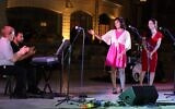 De jeunes chanteurs d'opéra lors du programme estival 2022 de Tel Aviv. (Autorisation : Noy Dekel)