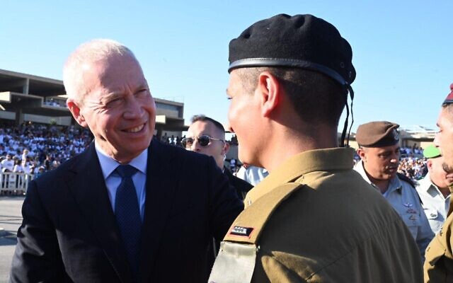 Le ministre de la Défense parle à de nouveaux officiers de l'armée lors d'une remise des diplômes à la base Bahad 1, l'école de formation des officiers de Tsahal, le 28 juin 2023. (Crédit : Ariel Hermoni/Defense Ministry) Le ministre de la Défense parle à de nouveaux officiers de l'armée lors d'une remise des diplômes à la base Bahad 1, l'école de formation des officiers de Tsahal, le 28 juin 2023. (Crédit : Ariel Hermoni/Defense Ministry)