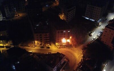 Des soldats israéliens démolissent l’appartement d’Abdel Kamel Jouri, Palestinien accusé d’avoir tué un soldat en Cisjordanie, à Naplouse, le 22 juin 2023. (Crédit : Armée israélienne)