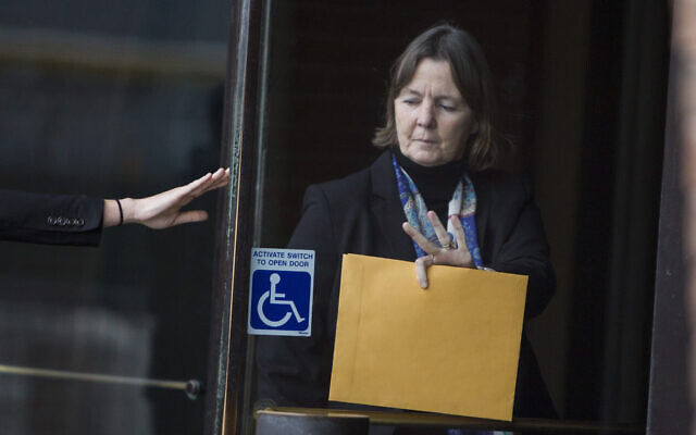 Judy Clarke, alors membre de l'équipe de défense de Dzhokhar Tsarnaev, suspecté d'avoir commis l'attentat du marathon de Boston, arrivant au palais de justice John Joseph Moakley pour la phase de détermination de la peine dans le procès de l'attentat de Boston, à Boston, dans le Massachusetts, le 30 avril 2015. (Crédit : Scott Eisen/Getty Images via AFP)