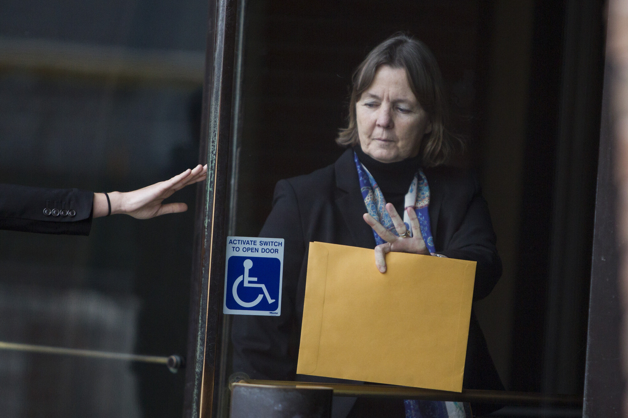 Judy Clarke, alors membre de l'équipe de défense de Dzhokhar Tsarnaev, suspecté d'avoir commis l'attentat du marathon de Boston, arrivant au palais de justice John Joseph Moakley pour la phase de détermination de la peine dans le procès de l'attentat de Boston, à Boston, dans le Massachusetts, le 30 avril 2015. (Crédit : Scott Eisen/Getty Images via AFP) Judy Clarke, alors membre de l'équipe de défense de Dzhokhar Tsarnaev, suspecté d'avoir commis l'attentat du marathon de Boston, arrivant au palais de justice John Joseph Moakley pour la phase de détermination de la peine dans le procès de l'attentat de Boston, à Boston, dans le Massachusetts, le 30 avril 2015. (Crédit : Scott Eisen/Getty Images via AFP)