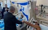 Le Premier ministre Benjamin Netanyahu visite des soldats blessés lors d’un raid de Tsahal contre Jénine, au centre hospitalier Rambam de Haïfa, le 19 juin 2023. (Crédit : Kobi Gideon/GPO)