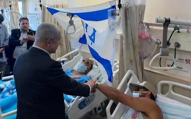 Le Premier ministre Benjamin Netanyahu visite des soldats blessés lors d’un raid de Tsahal contre Jénine, au centre hospitalier Rambam de Haïfa, le 19 juin 2023. (Crédit : Kobi Gideon/GPO)