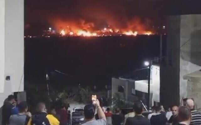 Des incendies dans le village de Luban al-Sharkiyeh, en Cisjordanie, le 20 juin 2023. (Capture d’écran : Twitter; Utilisé conformément à l’article 27a de la Loi sur les droits d’auteur) Des incendies dans le village de Luban al-Sharkiyeh, en Cisjordanie, le 20 juin 2023. (Capture d’écran : Twitter; Utilisé conformément à l’article 27a de la Loi sur les droits d’auteur)