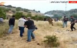 Les troupes israéliennes lançant des gaz lacrymogènes contre des émeutiers à la frontière libanaise, tandis que des soldats de l'armée libanaise et un journaliste se tiennent au premier plan, le 9 juin 2023. (Crédit : Capture d'écran via Twitter)