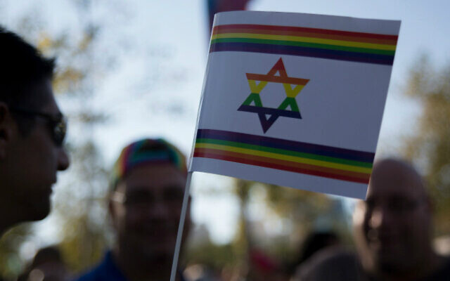 Photo d'illustration : Des Israéliens lors de la Gay Pride à Jérusalem, le 1er août 2013. (Crédit :  Sarah Schuman/Flash90)