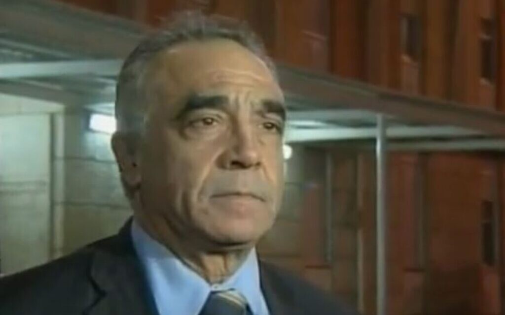 Raanan Gissin informant l'Associated Press sur la condition de l'ancien Premier ministre Ariel Sharon en 2006. (Crédit : Capture d'écran YouTube ; utilisée conformément à l'article 27a de la loi sur le droit d'auteur) Raanan Gissin informant l'Associated Press sur la condition de l'ancien Premier ministre Ariel Sharon en 2006. (Crédit : Capture d'écran YouTube ; utilisée conformément à l'article 27a de la loi sur le droit d'auteur)