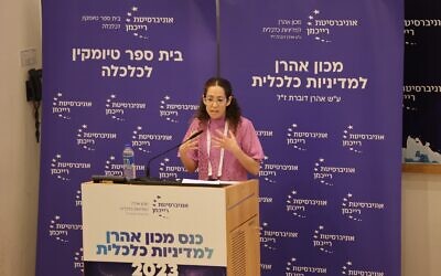 L'économiste en chef sortante du ministère des Finances Shira Greenberg lors de la conférence de l'institut Aaron de politique économique à l'université Reichman, le 14 juin 2023. (Crédit : Oren Shalev)