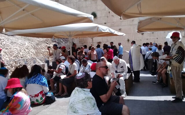 Des invités assistent à une cérémonie de bar mitzvah sur la place égalitaire d'Ezrat Israël près du mur Occidental à Jérusalem, Israël, le 19 juin 2023. (Crédit : mouvement Masorti en Israël)