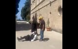 Un homme frappe un ultra-orthodoxe dans une vidéo, à l'extérieur d'un monastère de Haïfa. (Capture d'écran : Used in accordance with Clause 27a of the Copyright Law)