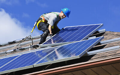 Photo d'illustration : Installation de panneaux solaires sur un toit. (Crédit : lenathewise, iStock at Getty Images) Photo d'illustration : Installation de panneaux solaires sur un toit. (Crédit : lenathewise, iStock at Getty Images)