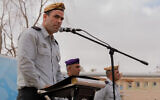 Le colonel Shemer Raviv prononce un discours après avoir pris le commandement de la Brigade régionale Paran de l'armée, le 29 juin 2023. (Crédit : Armée israélienne)