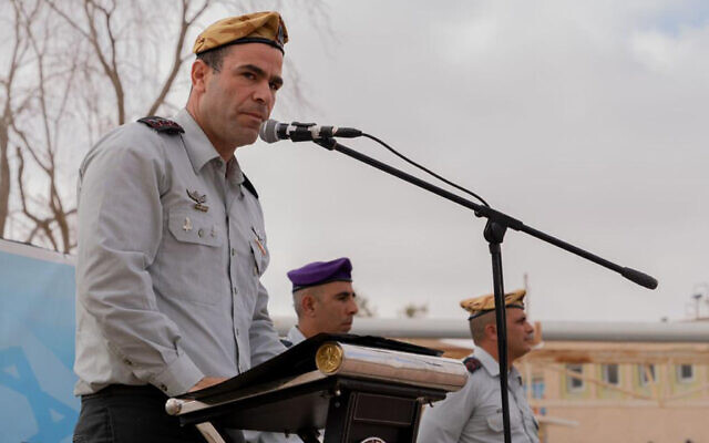 Le colonel Shemer Raviv prononce un discours après avoir pris le commandement de la Brigade régionale Paran de l'armée, le 29 juin 2023. (Crédit : Armée israélienne) Le colonel Shemer Raviv prononce un discours après avoir pris le commandement de la Brigade régionale Paran de l'armée, le 29 juin 2023. (Crédit : Armée israélienne)