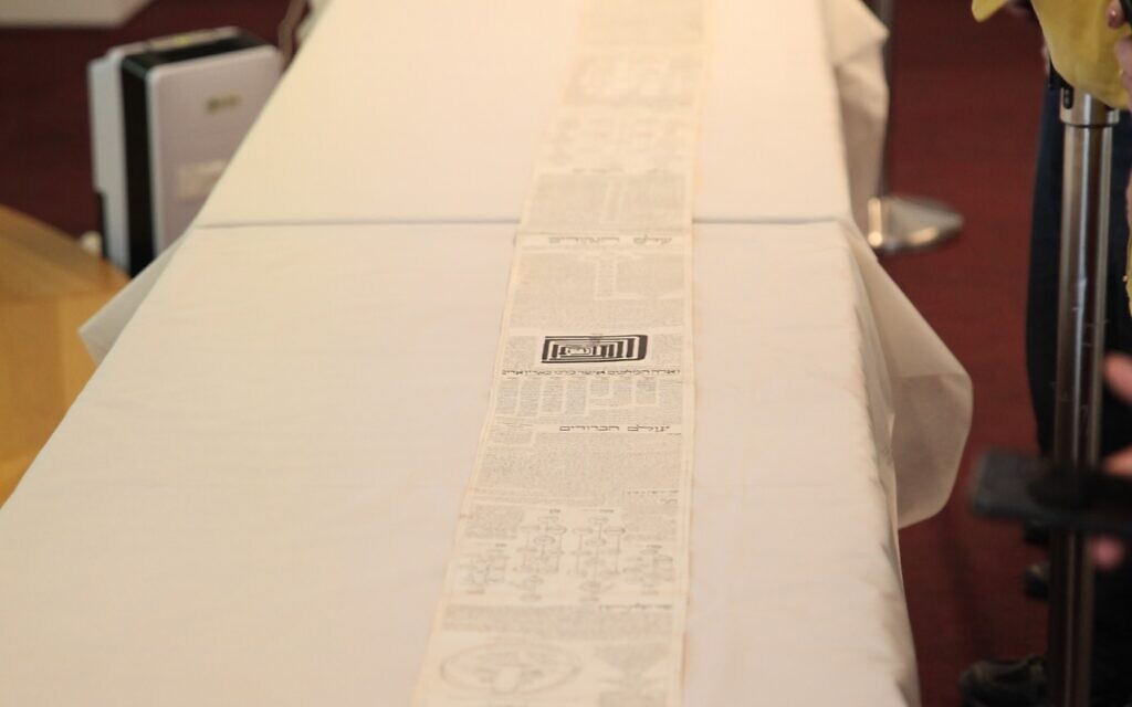 Le rouleau de Bagdad de 11 mètres de long à la Bibliothèque nationale d'Israël, à Jérusalem, le 11 juin 2023. (Crédit : Uri Barkat)