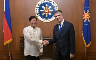 Le ministre des Affaires étrangères Eli Cohen, à droite, rencontrant le président philippin Ferdinand "Bongbong" Marcos Jr., à Manille, le 5 juin 2023. (Crédit : Ministère des Affaires étrangères) Le ministre des Affaires étrangères Eli Cohen, à droite, rencontrant le président philippin Ferdinand "Bongbong" Marcos Jr., à Manille, le 5 juin 2023. (Crédit : Ministère des Affaires étrangères)
