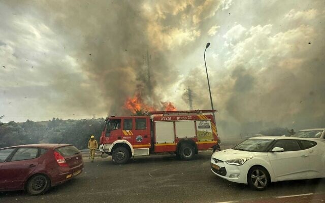 Les pompiers près d'un incendie dans le centre d'Israël, le 2 juin 2023. (Crédit : Sapeurs-pompiers) Les pompiers près d'un incendie dans le centre d'Israël, le 2 juin 2023. (Crédit : Sapeurs-pompiers)
