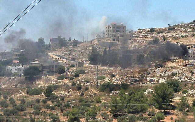 Des photos montrent une attaque menées par des résidents d'implantations contre le village palestinien d'Umm Safa en Cisjordanie, le 24 juin 2023. (Crédit : Yesh Din) Des photos montrent une attaque menées par des résidents d'implantations contre le village palestinien d'Umm Safa en Cisjordanie, le 24 juin 2023. (Crédit : Yesh Din)