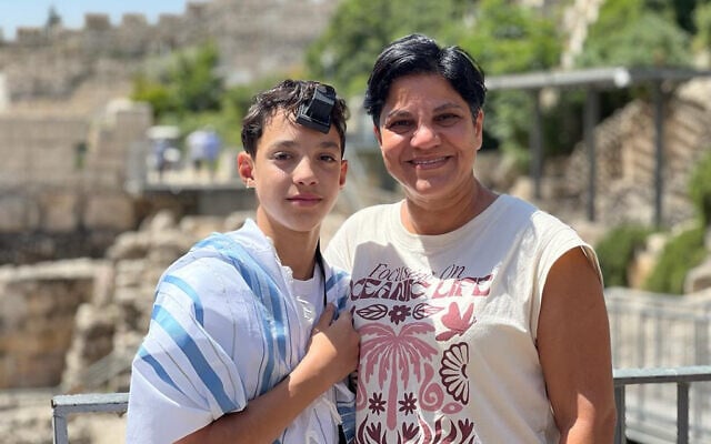 Ofri Meoded Danon et sa mère célèbrent sa bar mitzvah sur la place égalitaire du mur Occidental à Jérusalem, en Israël, en mai 2023. (Crédit : Meoded Danon)
