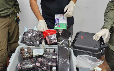 La police israélienne examine des kits suspectés de contenir de la cocaïne liquide que des employés de l'ONU auraient tenté d'introduire clandestinement en Israël depuis la Jordanie, le 25 juin 2023. (crédit : Police israélienne)