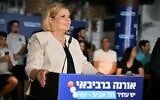 La députée Yesh Atid, Orna Barbivaï, annonçant sa candidature à la mairie de Tel Aviv, depuis un espace événementiel surplombant la municipalité de Tel Aviv, le 21 juin 2023. (Crédit : Elad Gutman)