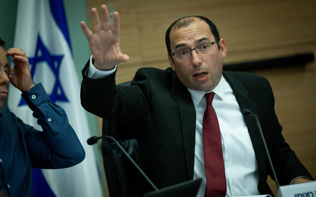 Le député Simcha Rotman, chef de la commission de la Constitution, du Droit et de la Justice, lors d'une réunion de la commission à la Knesset, à Jérusalem, le 29 mai 2023. (Crédit : Yonatan Sindel/Flash90) Le député Simcha Rotman, chef de la commission de la Constitution, du Droit et de la Justice, lors d'une réunion de la commission à la Knesset, à Jérusalem, le 29 mai 2023. (Crédit : Yonatan Sindel/Flash90)