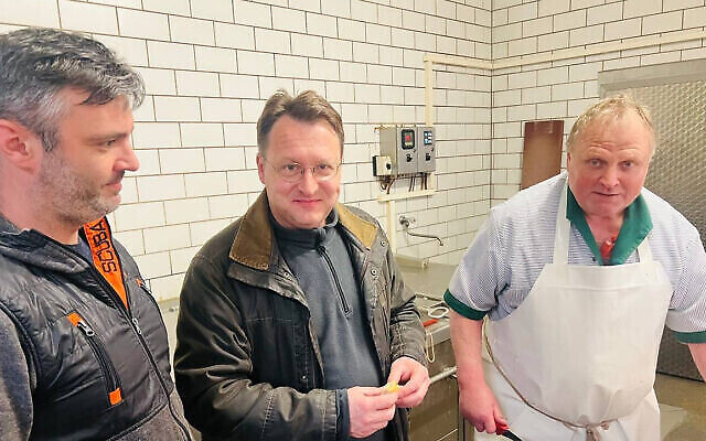 Robert Sesselmann, au centre, visite une boucherie à Sonneberg, en Allemagne, le 27 avril 2023. (Crédit : Robert Sesselmann) Robert Sesselmann, au centre, visite une boucherie à Sonneberg, en Allemagne, le 27 avril 2023. (Crédit : Robert Sesselmann)