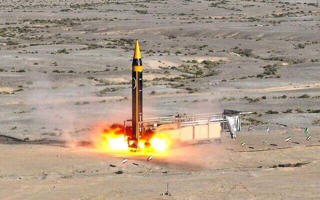 Le lancement d'un missile balistique Khorramshahr de 4e génération, dans un lieu non divulgué en Iran, le 25 mai 2023. (Crédit : AFP via Ministère iranien de la Défense) Le lancement d'un missile balistique Khorramshahr de 4e génération, dans un lieu non divulgué en Iran, le 25 mai 2023. (Crédit : AFP via Ministère iranien de la Défense)
