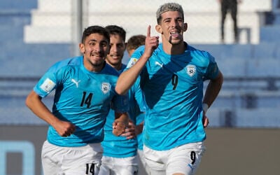 Dor Turgeman, à droite, célébrant avec ses co-équipiers après avoir marqué le troisième but de son équipe pendant la prolongation d'un quart de finale de la Coupe du monde U-20 de la FIFA contre le Brésil au stade Bicentenario de San Juan, en Argentine, le 3 juin 2023. (Crédit : AP/Ricardo Mazalan)