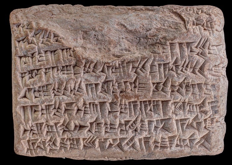 Revers de la tablette cunéiforme néo-babylonienne YBC 3831 avec la partie supérieure brisée. (Crédit : Yale Peabody Museum of Natural History, the Yale Babylonian Collection/Photography : Klaus Wagensonner)