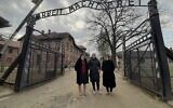 Chani Kopilowitz, Miriam Cohen et Yuti Neiman lors de leur tournage à Auschwitz. (Autorisation : Triumph of the Spirit)