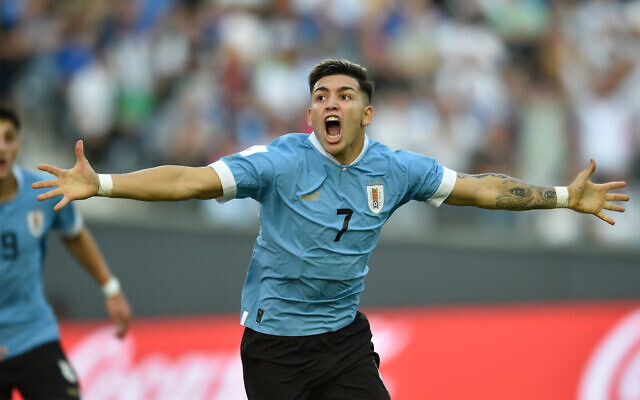 Anderson Duarte de l'Uruguay célébrant le premier but de son équipe contre Israël lors d'un match de demi-finale de la Coupe du monde U-20 de la FIFA, au stade Diego Maradona à La Plata, en Argentine, le 8 juin 2023. (Crédit : AP Photo/Gustavo Garello)