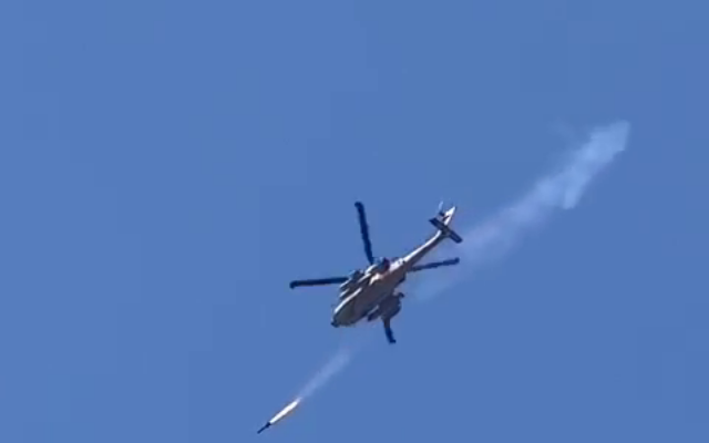 Un hélicoptère Apache de l'IDF lance des missiles dans la ville de Jénine, au nord de la Cisjordanie, le 19 juin 2023. (Médias sociaux : utilisé conformément à l'article 27a de la loi sur le droit d'auteur)