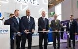Le ministre de la Défense Yoav Gallant (au centre) inaugurant le pavillon national d'Israël au Salon du Bourget 2023, le 19 juin 2023. (Crédit : Ariel Hermoni/Ministère de la Défense)