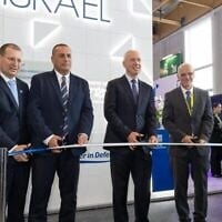 Le ministre de la Défense Yoav Gallant (au centre) inaugurant le pavillon national d'Israël au Salon du Bourget 2023, le 19 juin 2023. (Crédit : Ariel Hermoni/Ministère de la Défense)