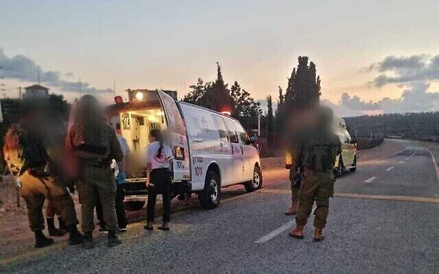Des secouristes aident des soldats de Tsahal en Cisjordanie, le 19 juin 2023. (MDA) Des secouristes aident des soldats de Tsahal en Cisjordanie, le 19 juin 2023. (MDA)